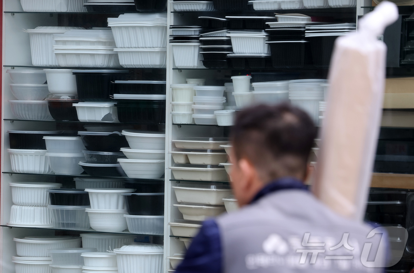 (서울=뉴스1) 김성진 기자 = 중동발 유가 충격으로 석유제품 가격이 급등하면서 지난달 국내 생산자물가가 약 4년 만에 가장 큰 폭으로 뛰었다. 특히 석유제품 가격은 전월 대비 3 …