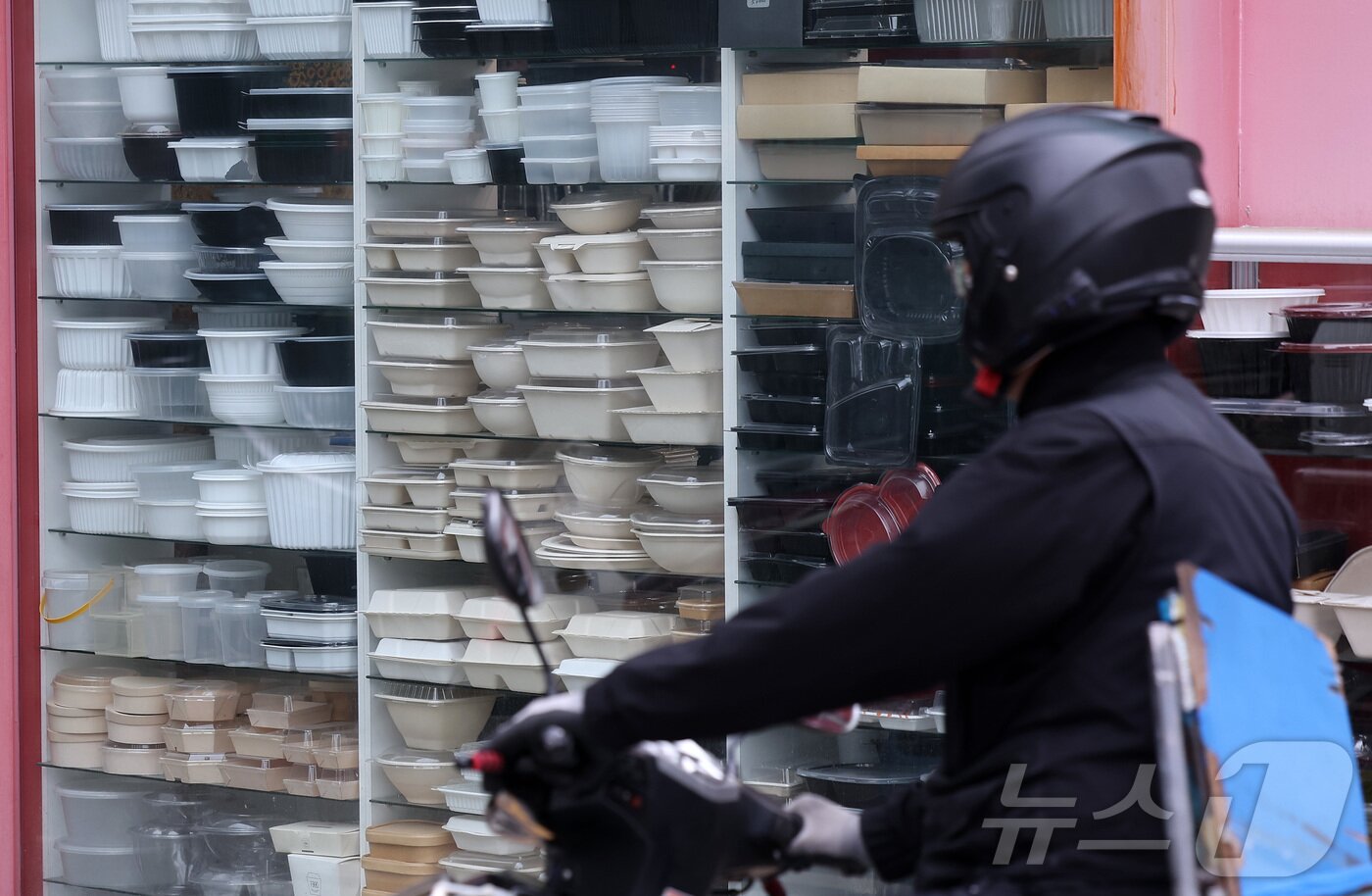 본문 이미지 - 중동발 유가 충격으로 석유제품 가격이 급등하면서 지난달 국내 생산자물가가 약 4년 만에 가장 큰 폭으로 뛰었다. 특히 석유제품 가격은 전월 대비 31.9% 오르며 국제통화기금(IMF) 외환위기 당시인 1997년 12월 이후 가장 큰 폭의 상승세를 보였다.  사진은 이날 오후 서울 중구 방산시장에 진열된 플라스틱 제품. 2026.4.22 ⓒ 뉴스1 김성진 기자