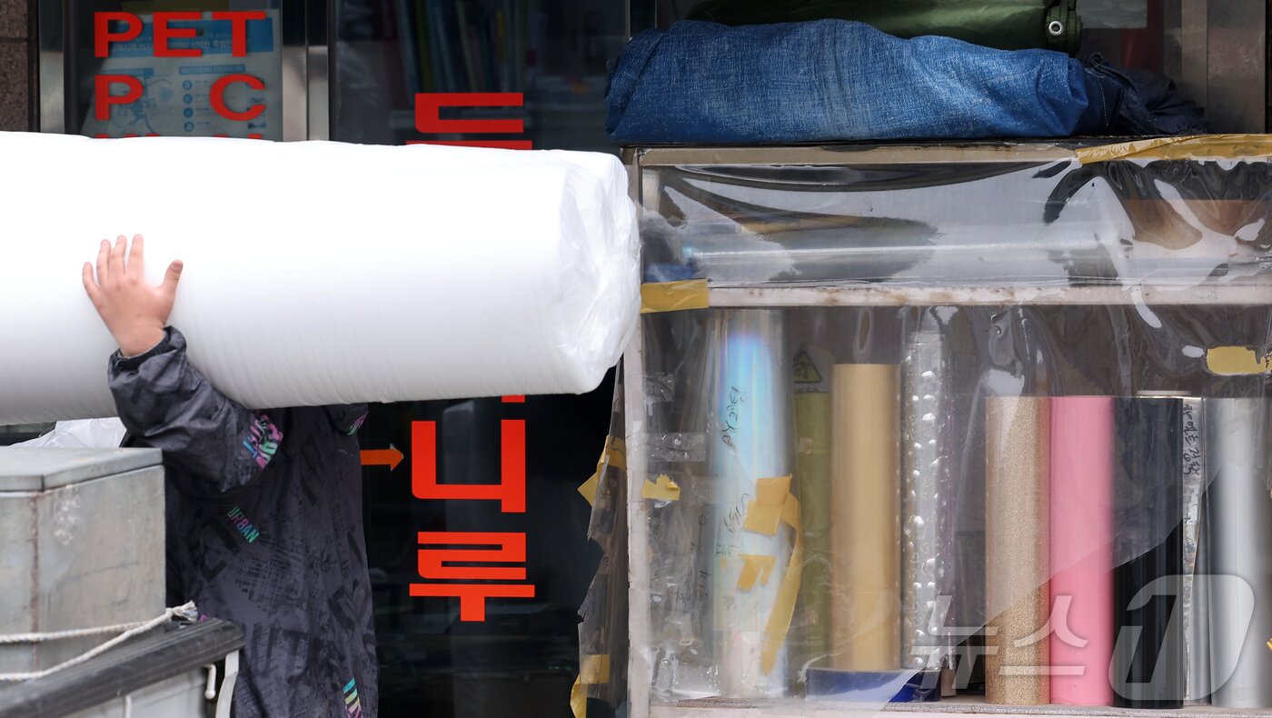 본문 이미지 - 중동발 유가 충격으로 석유제품 가격이 급등하면서 지난달 국내 생산자물가가 약 4년 만에 가장 큰 폭으로 뛰었다. 특히 석유제품 가격은 전월 대비 31.9% 오르며 국제통화기금(IMF) 외환위기 당시인 1997년 12월 이후 가장 큰 폭의 상승세를 보였다. 한국은행이 22일 발표한 '2026년 3월 생산자물가지수(잠정)'에 따르면 지난달 생산자물가지수는 125.24(2020년=100)로 전월 대비 1.6% 올랐다. 전년 동월 대비로는 4.1% 상승했다. 사진은 이날 오후 서울 중구 방산시장에 진열된 비닐 제품. ⓒ 뉴스1 김성진 기자