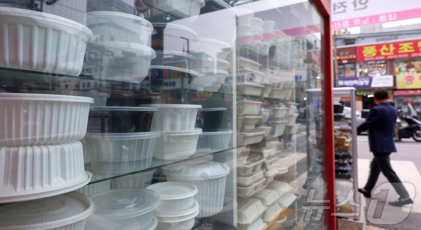 본문 이미지 - 22일 서울 중구 방산시장에 진열된 플라스틱 제품의 모습. ⓒ 뉴스1 김성진 기자