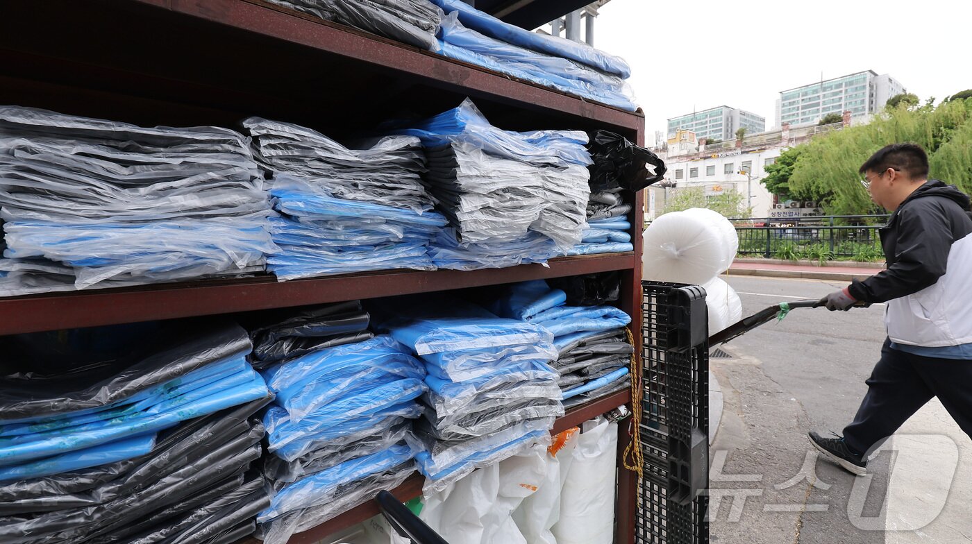 본문 이미지 - 22일 서울 중구 방산시장에 진열된 플라스틱 제품의 모습. ⓒ 뉴스1 김성진 기자