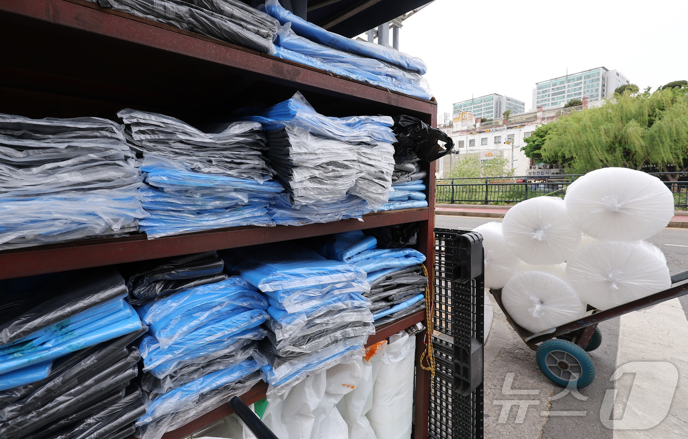 (서울=뉴스1) 김성진 기자 = 중동발 유가 충격으로 석유제품 가격이 급등하면서 지난달 국내 생산자물가가 약 4년 만에 가장 큰 폭으로 뛰었다. 특히 석유제품 가격은 전월 대비 3 …