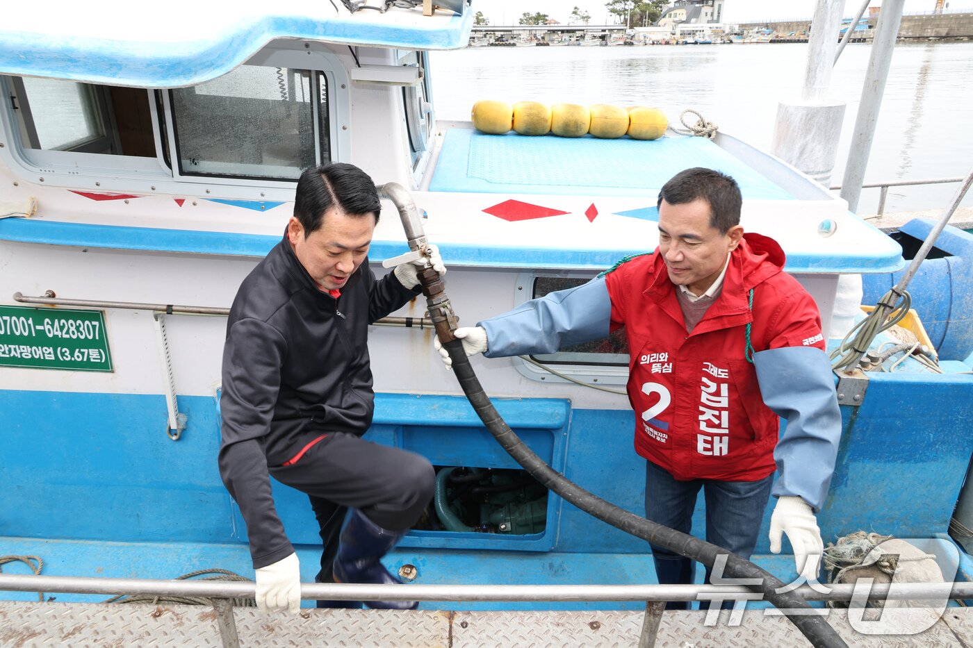본문 이미지 - 장동혁 국민의힘 대표와 김진태 강원특별자치도지사가 22일 강원 양양군 남애항에서 어선에 경유를 급유하며 유류가격 인상으로 인한 애로사항을 파악하고 있다. (공동취재) 2026.4.22 ⓒ 뉴스1 유승관 기자