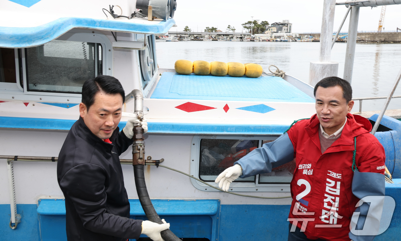 (양양=뉴스1) 유승관 기자 = 장동혁 국민의힘 대표와 김진태 강원특별자치도지사가 22일 강원 양양군 남애항에서 어선에 경유를 급유하며 유류가격 인상으로 인한 애로사항을 파악하고 …