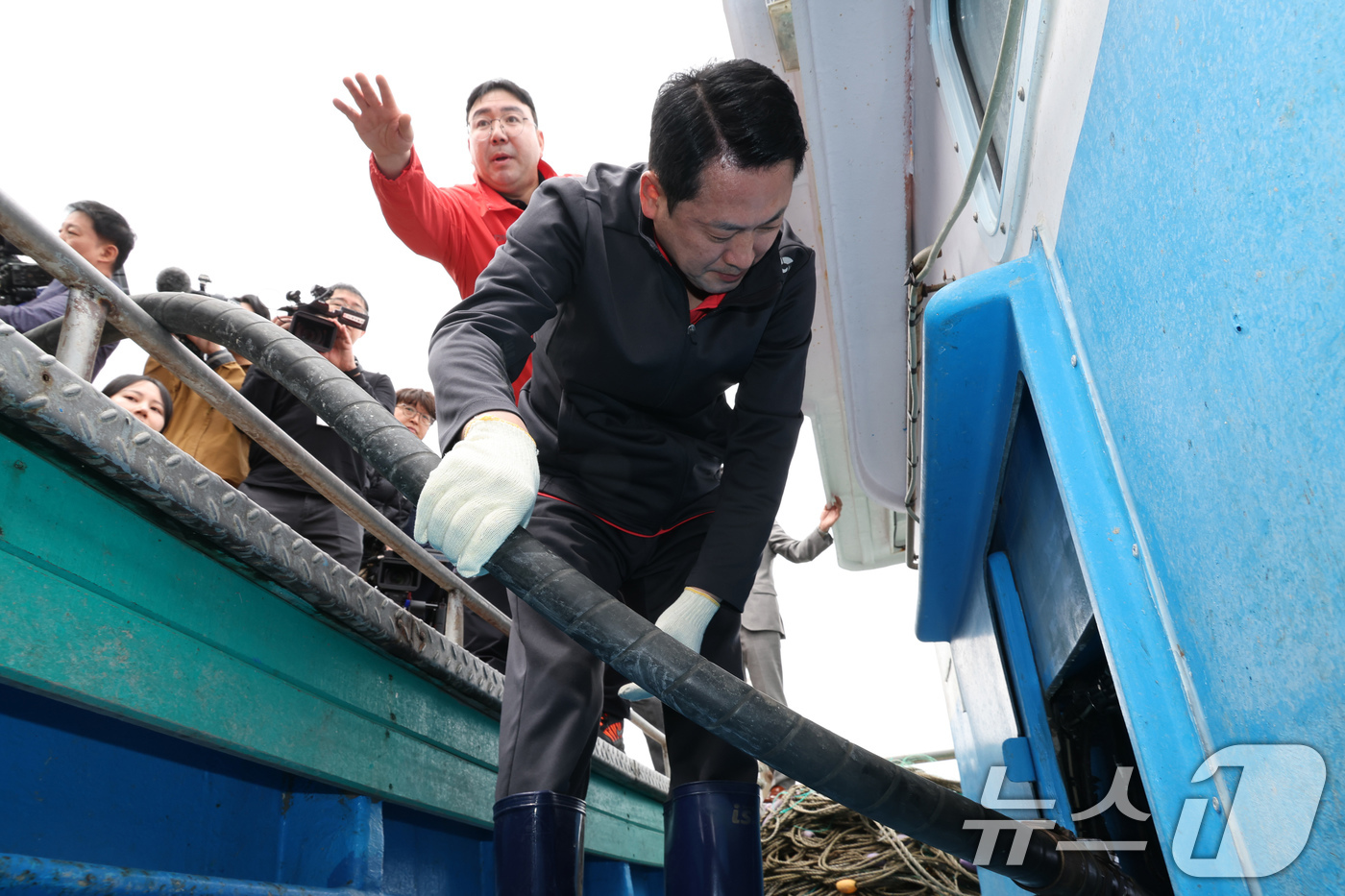 (양양=뉴스1) 유승관 기자 = 장동혁 국민의힘 대표가 22일 강원 양양군 남애항에서 어선에 경유를 급유하며 유류가격 인상으로 인한 애로사항을 파악하고 있다. (공동취재) 2026 …