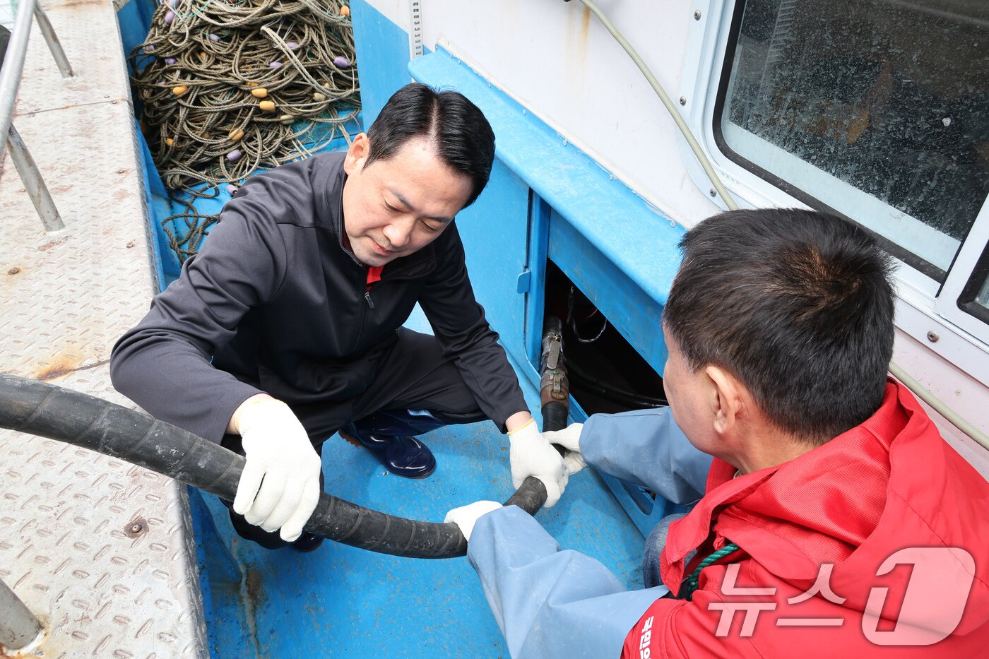 본문 이미지 - 장동혁 국민의힘 대표와 김진태 강원특별자치도지사가 22일 강원 양양군 남애항에서 어선에 경유를 급유하며 유류가격 인상으로 인한 애로사항을 파악하고 있다. (공동취재) 2026.4.22 ⓒ 뉴스1 유승관 기자