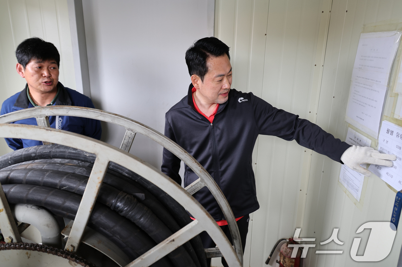 (양양=뉴스1) 유승관 기자 = 장동혁 국민의힘 대표가 22일 강원 양양군 남애항에서 어선에 경유를 급유한 후 월별 유류 가격 대비표를 바라보고 있다. (공동취재) 2026.4.2 …