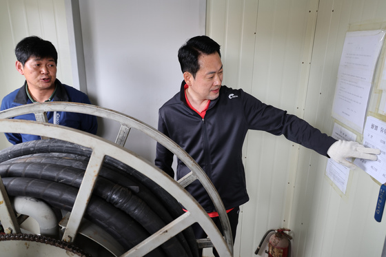 어선 유류비 인상폭 확인하는 장동혁 대표