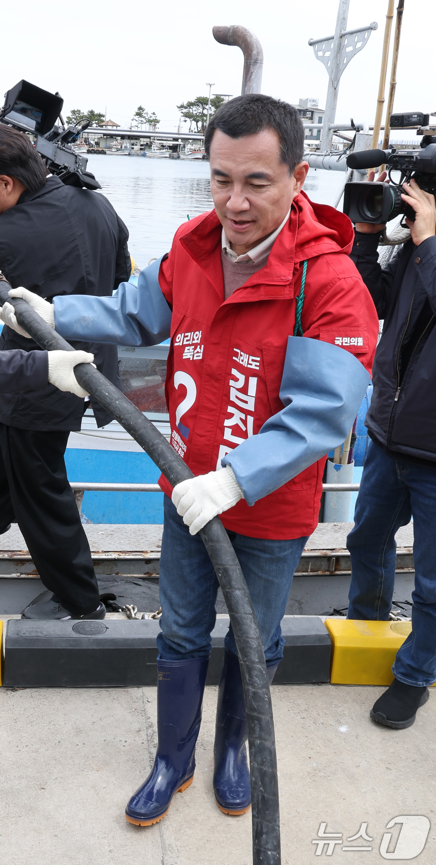 (양양=뉴스1) 유승관 기자 = 김진태 강원특별자치도지사가 22일 강원 양양군 남애항에서 어선에 경유를 급유하며 유류가격 인상으로 인한 애로사항을 파악하고 있다. (공동취재) 20 …