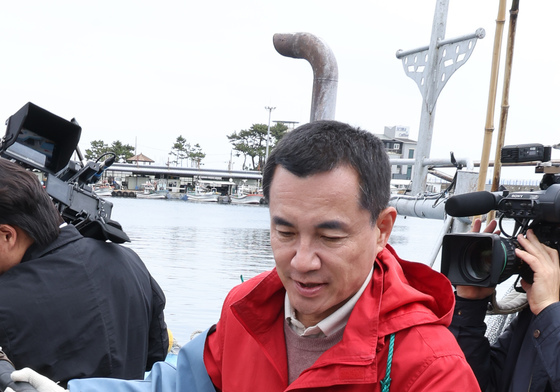 어선 급유 작업하는 김진태 강원지사