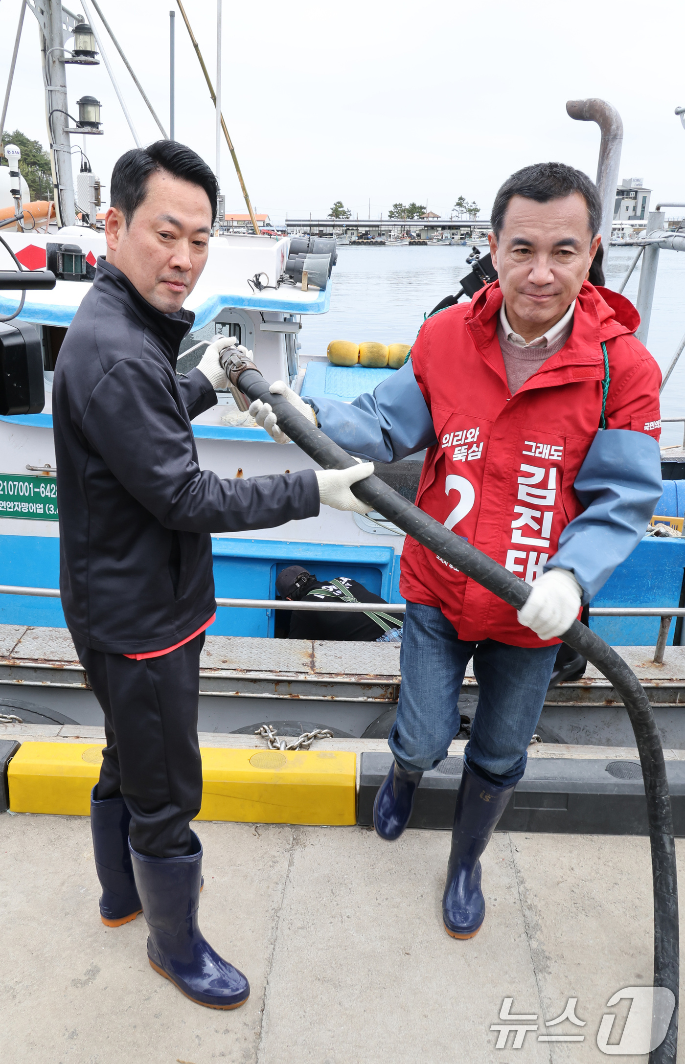 (양양=뉴스1) 유승관 기자 = 장동혁 국민의힘 대표와 김진태 강원특별자치도지사가 22일 강원 양양군 남애항에서 어선에 경유를 급유하며 유류가격 인상으로 인한 애로사항을 파악하고 …