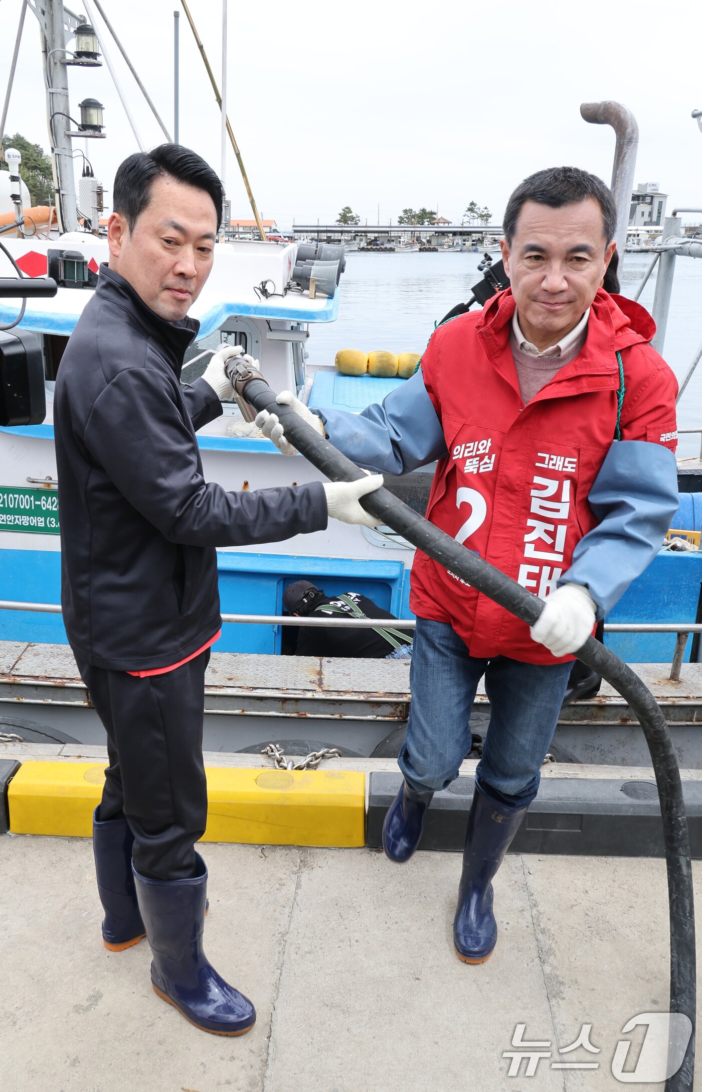 본문 이미지 - 장동혁 국민의힘 대표와 김진태 강원특별자치도지사가 22일 강원 양양군 남애항에서 어선에 경유를 급유하며 유류가격 인상으로 인한 애로사항을 파악하고 있다. (공동취재) 2026.4.22 ⓒ 뉴스1 유승관 기자