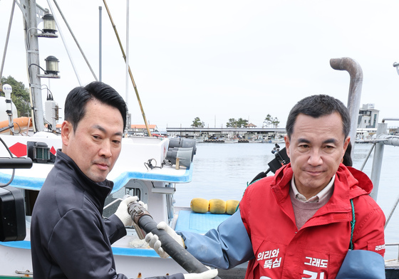 장동혁·김진태 '어선 급유 작업'