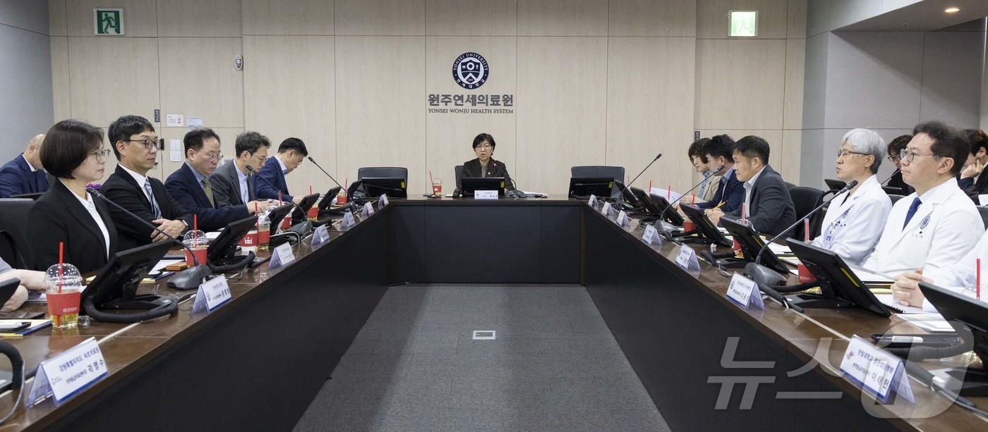 (서울=뉴스1) = 정은경 보건복지부 장관이 22일 오전 강원 원주시 원주세브란스기독병원에서 열린 강원도 응급환자 이송체계 점검 간담회를 주재하고 있다. (보건복지부 제공. 재판매 …