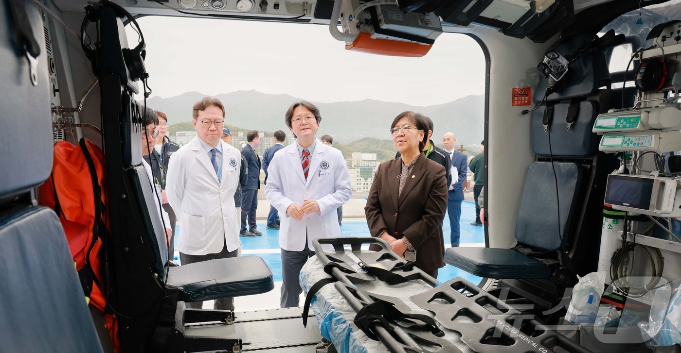 (서울=뉴스1) = 정은경 보건복지부 장관이 22일 오전 강원 원주시 원주세브란스기독병원에서 병원 관계자들과 구급차를 살펴보고 있다. (보건복지부 제공. 재판매 및 DB 금지) 2 …