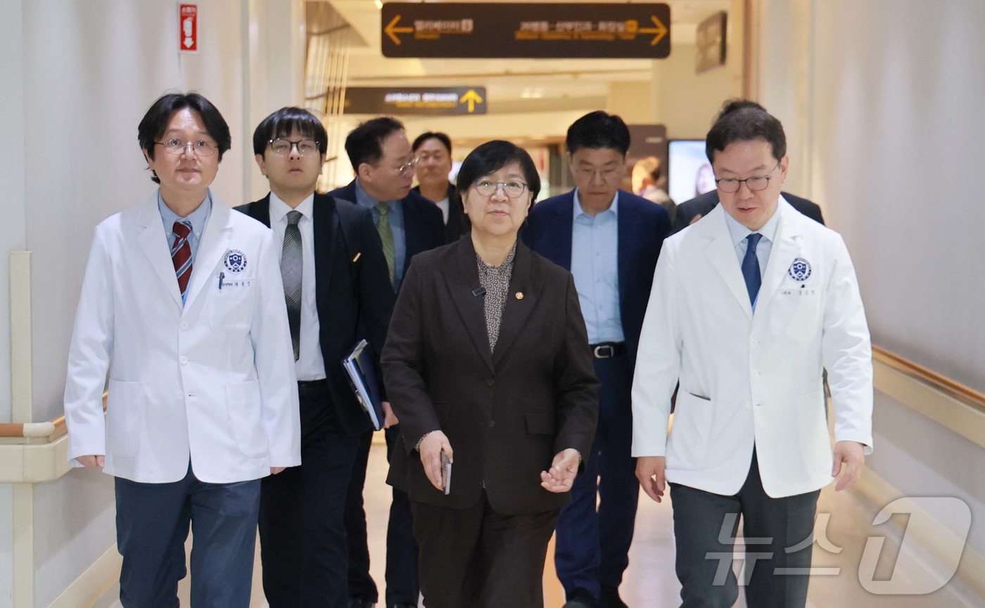 (서울=뉴스1) = 정은경 보건복지부 장관이 22일 오전 강원 원주시 원주세브란스기독병원에서 병원 관계자들과 라운딩을 하고 있다. (보건복지부 제공. 재판매 및 DB 금지) 202 …