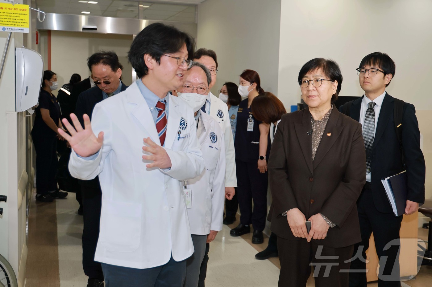(서울=뉴스1) = 정은경 보건복지부 장관이 22일 오전 강원 원주시 원주세브란스기독병원에서 병원 관계자의 병원 운영 현황을 듣고 있다. (보건복지부 제공. 재판매 및 DB 금지) …