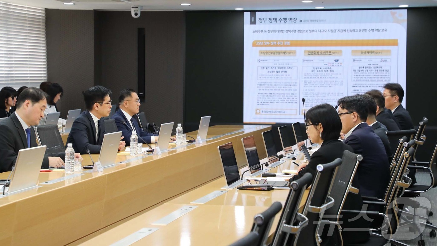 (서울=뉴스1) = 김민재 행정안전부 차관이 22일 오전 서울 종로구 KB국민카드 본사에서 열린 고유가 피해지원금 신청·협조를 위한 현장 방문에서 카드사 시스템 개발 현황에 대한 …