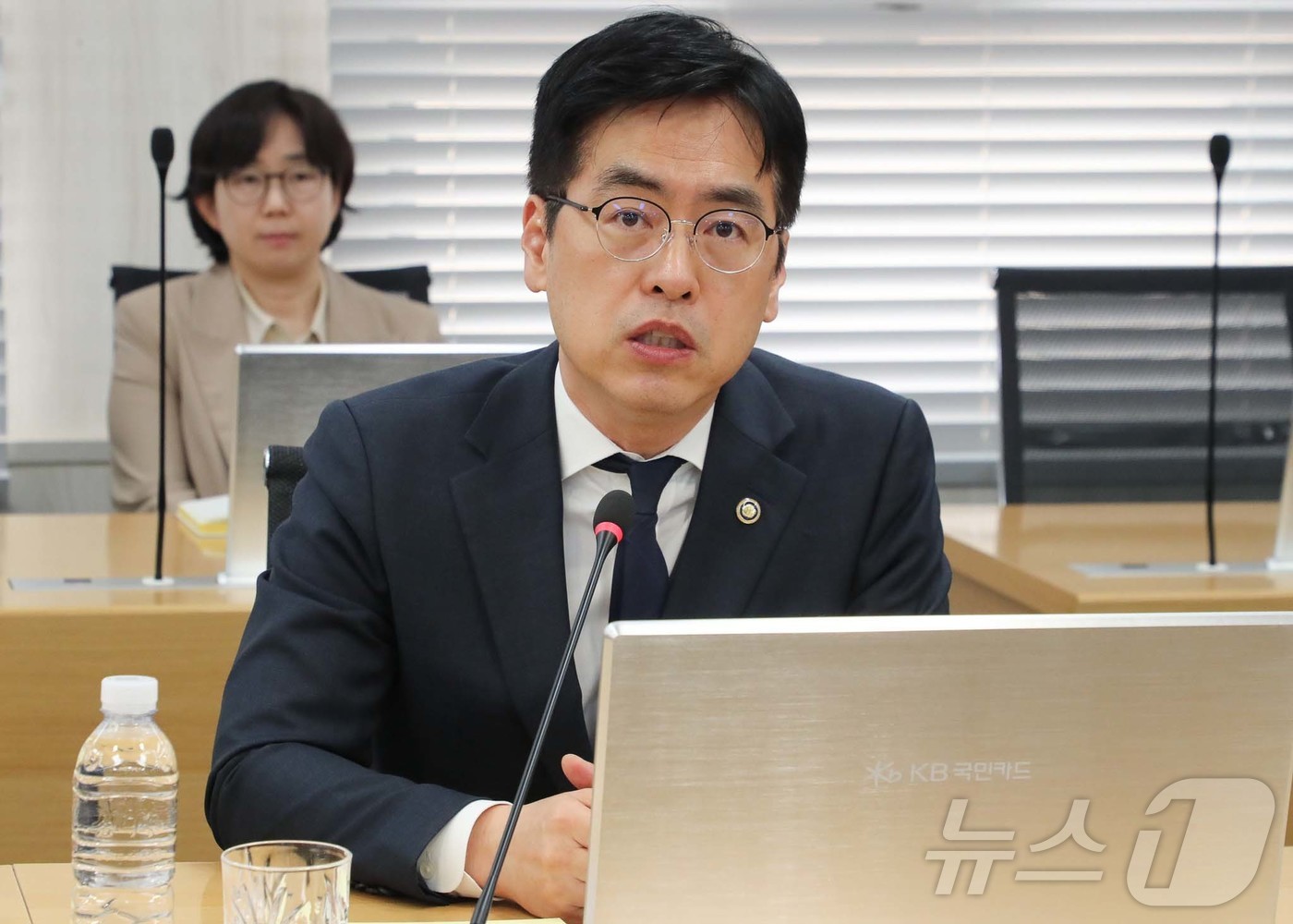 (서울=뉴스1) = 김민재 행정안전부 차관이 22일 오전 서울 종로구 KB국민카드 본사에서 열린 고유가 피해지원금 신청·협조를 위한 현장 방문 자리에서 인사말을 하고 있다. (행정 …