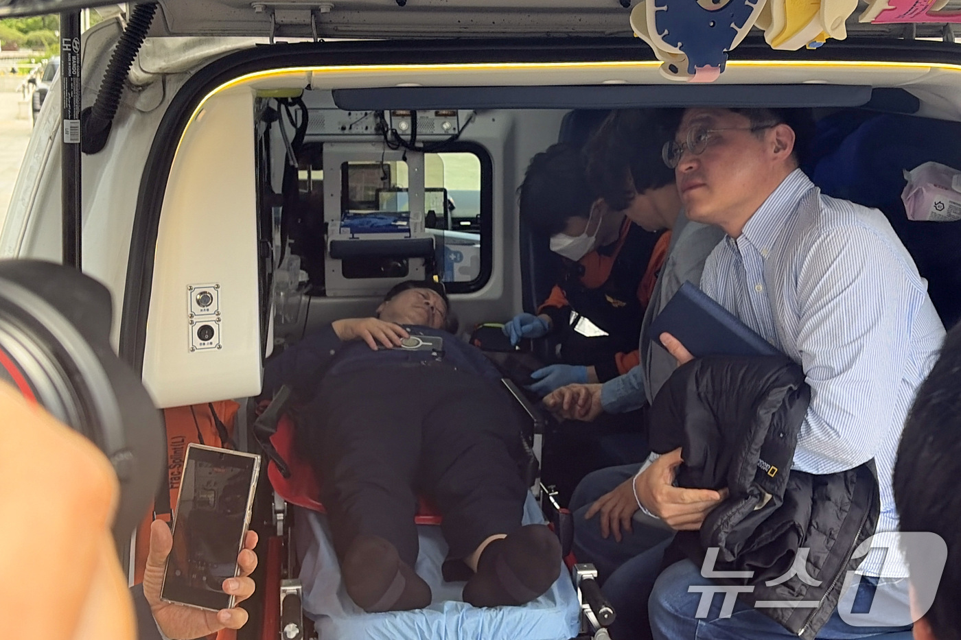 (서울=뉴스1) 이승배 기자 = 6·3 지방선거 더불어민주당 전북지사 경선 낙마로 단식에 돌입한 안호영 더불어민주당 의원이 22일 서울 여의도 국회 본관 앞 단식농성장에서 응급차에 …