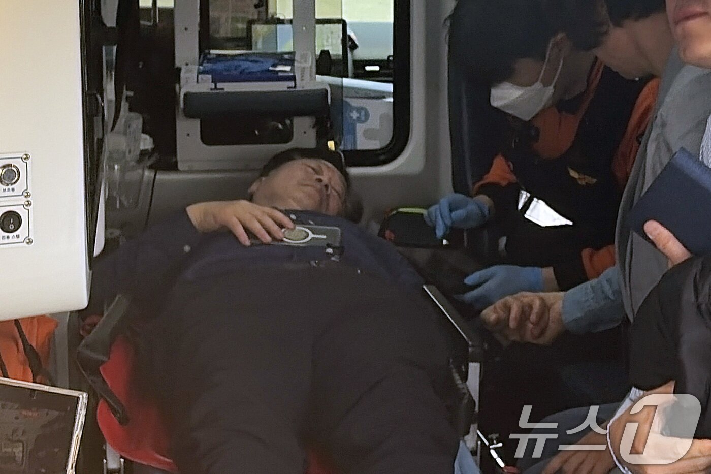 본문 이미지 - 6·3 지방선거 더불어민주당 전북지사 경선 낙마로 단식에 돌입한 안호영 더불어민주당 의원이 지난 22일 서울 여의도 국회 본관 앞 단식농성장에서 응급차에 실려 이송되고 있다. 2026.4.22 ⓒ 뉴스1 이승배 기자