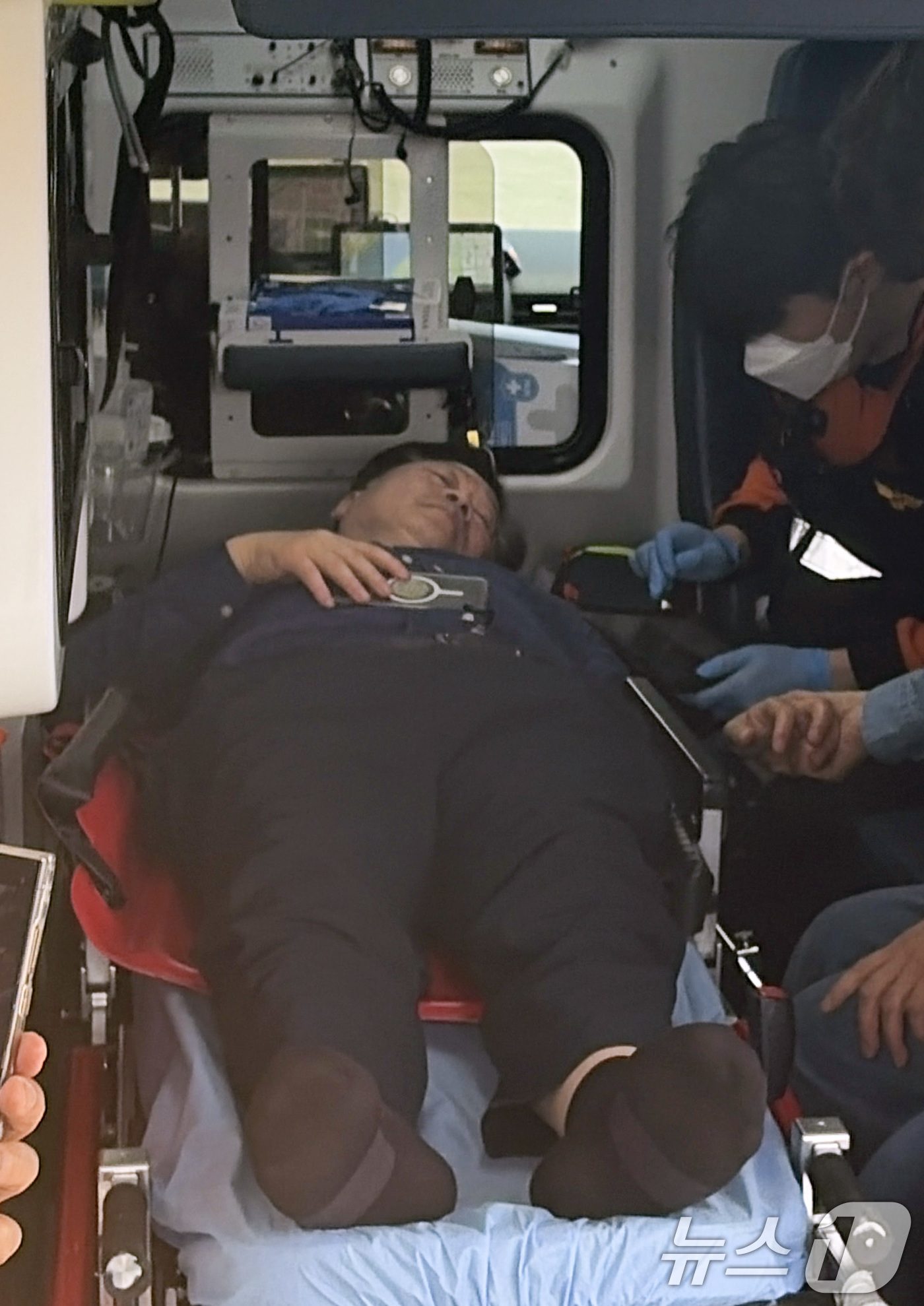 (서울=뉴스1) 이승배 기자 = 6·3 지방선거 더불어민주당 전북지사 경선 낙마로 단식에 돌입한 안호영 더불어민주당 의원이 22일 서울 여의도 국회 본관 앞 단식농성장에서 응급차에 …