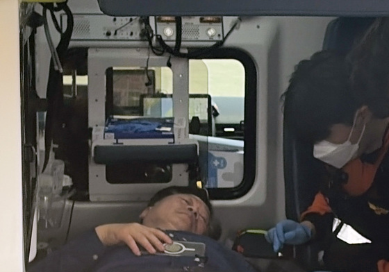 병원 이송되는 안호영