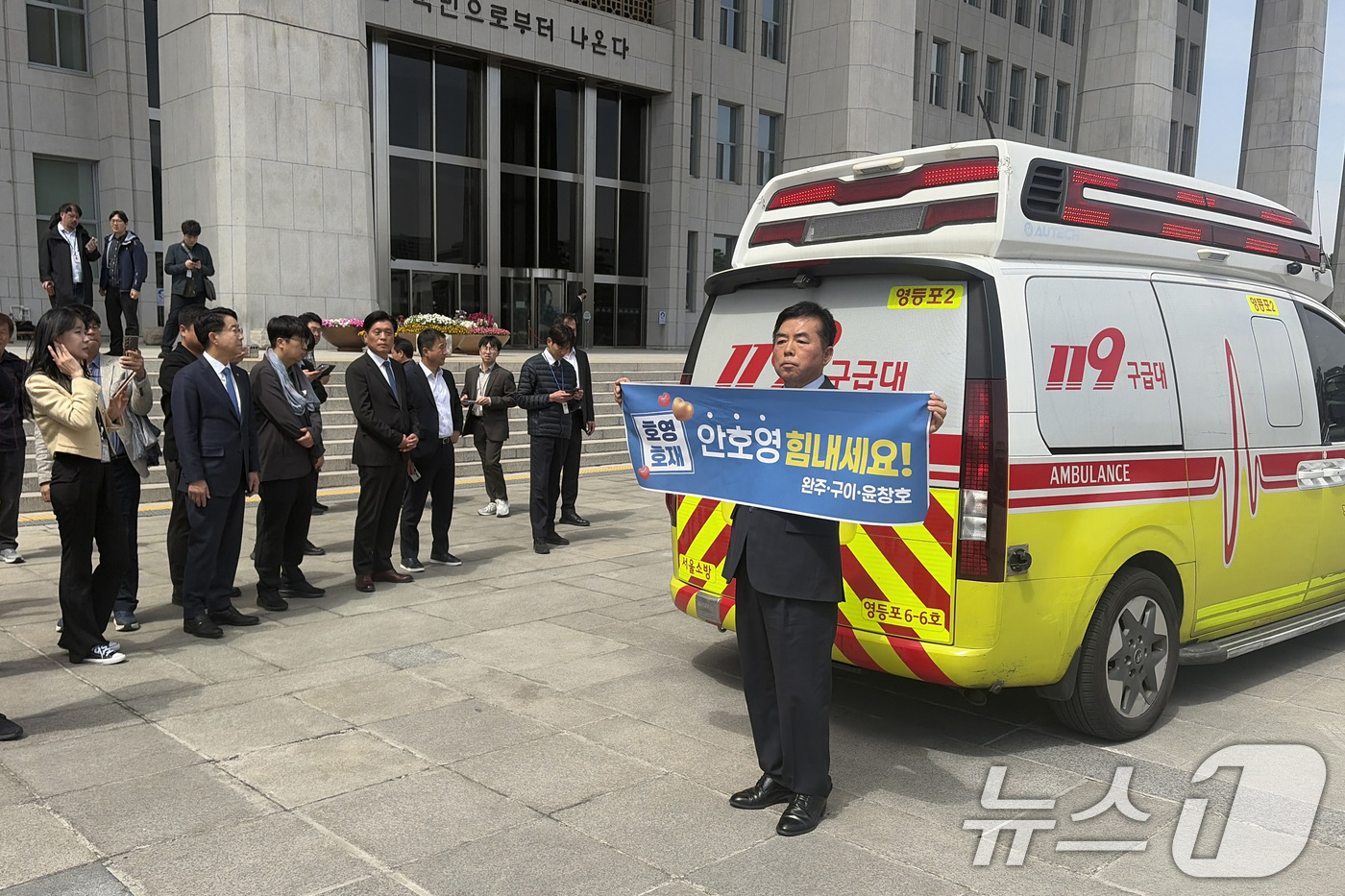 (서울=뉴스1) 이승배 기자 = 6·3 지방선거 더불어민주당 전북지사 경선 낙마로 단식에 돌입한 안호영 더불어민주당 의원이 22일 서울 여의도 국회 본관 앞 단식농성장에서 응급차에 …