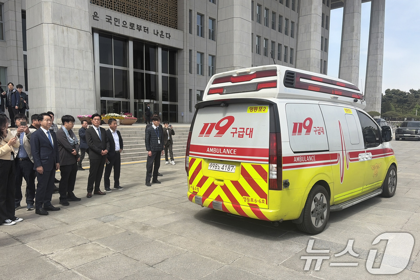 (서울=뉴스1) 이승배 기자 = 6·3 지방선거 더불어민주당 전북지사 경선 낙마로 단식에 돌입한 안호영 더불어민주당 의원이 22일 서울 여의도 국회 본관 앞 단식농성장에서 응급차에 …