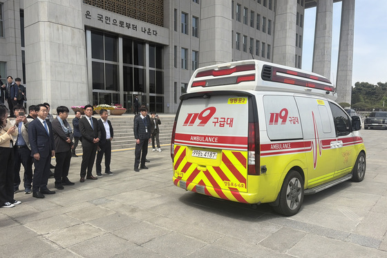 병원 이송되는 안호영 의원