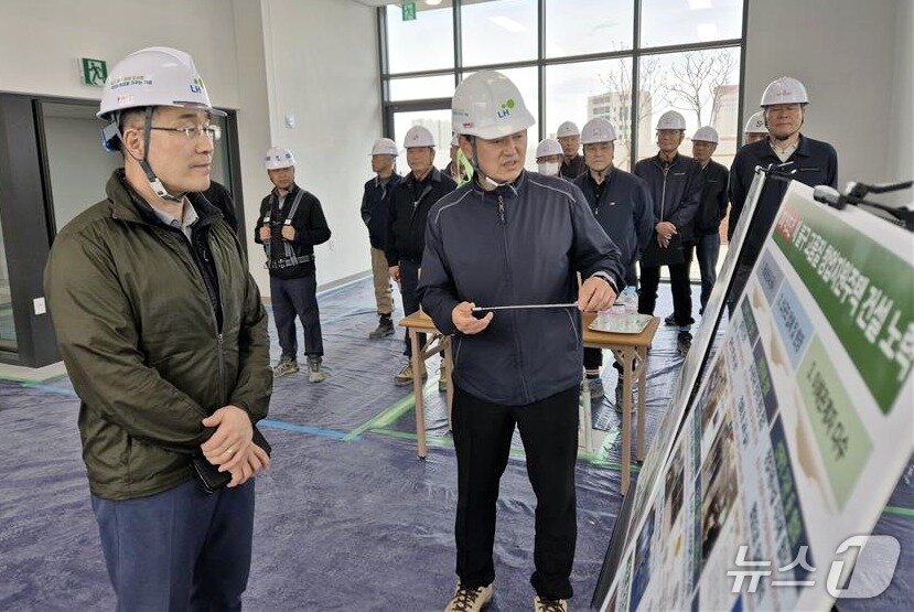 본문 이미지 - 현장 준공점검하는 양치훈 LH대전충남지역본부장(왼쪽), LH 김선교 사업소장. (LH 대전충남지역본부 제공, 재판매 및 DB 금지) 2026.4.22/뉴스1