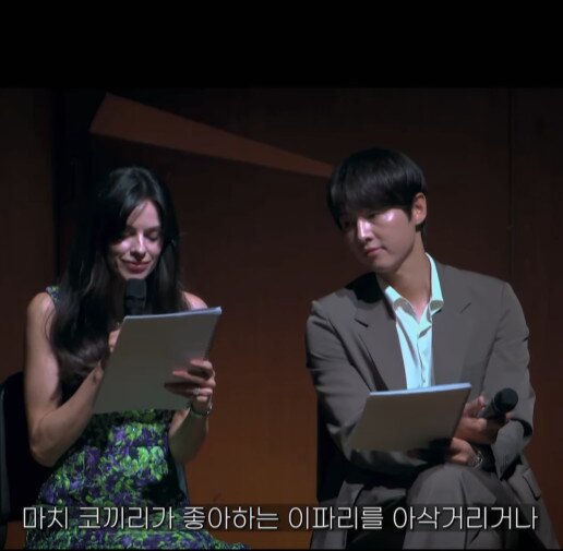 본문 이미지 - 케이티, 송중기 부부(가온솔로이스츠 SNS)