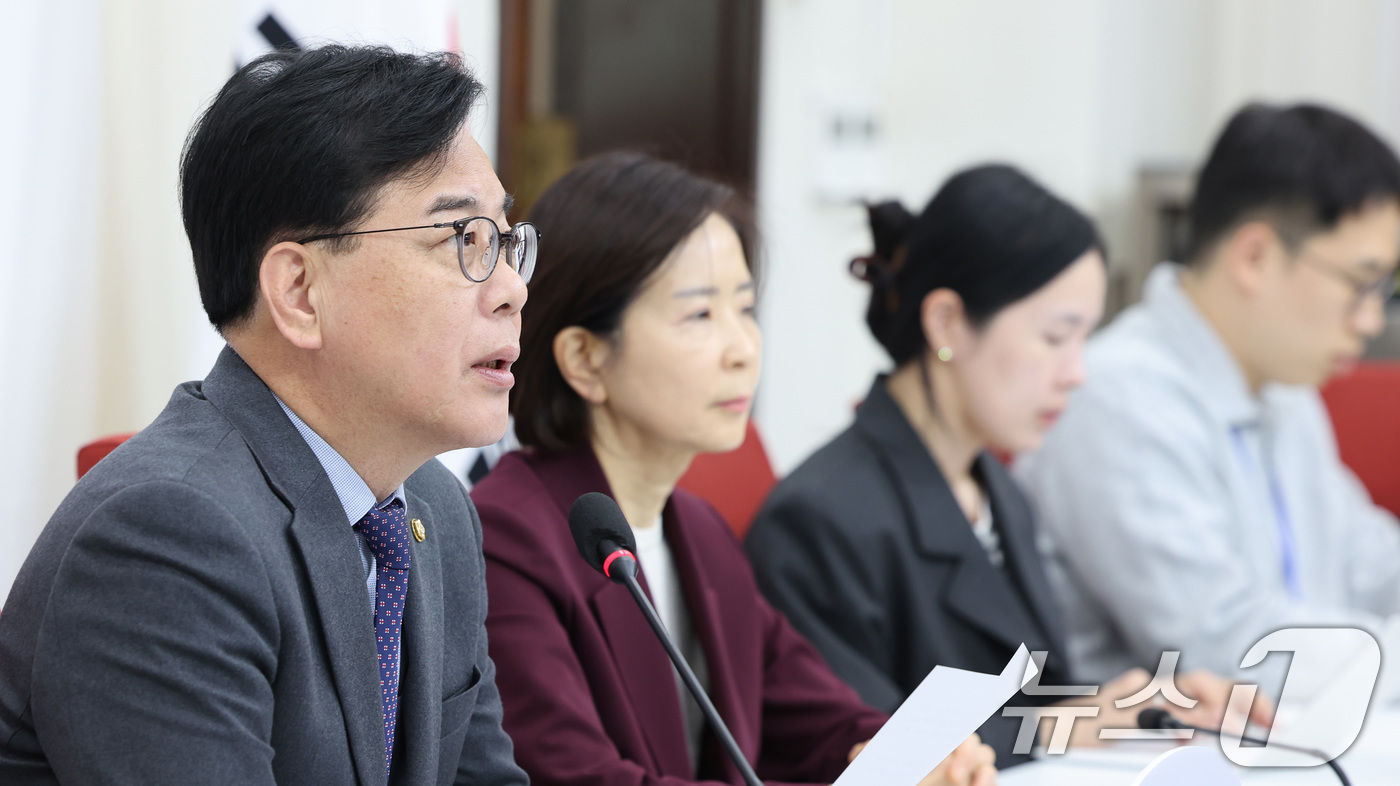 (서울=뉴스1) 신웅수 기자 = 송언석 국민의힘 원내대표가 22일 서울 여의도 국회에서 기자간담회를 하고 있다. 2026.4.22/뉴스1