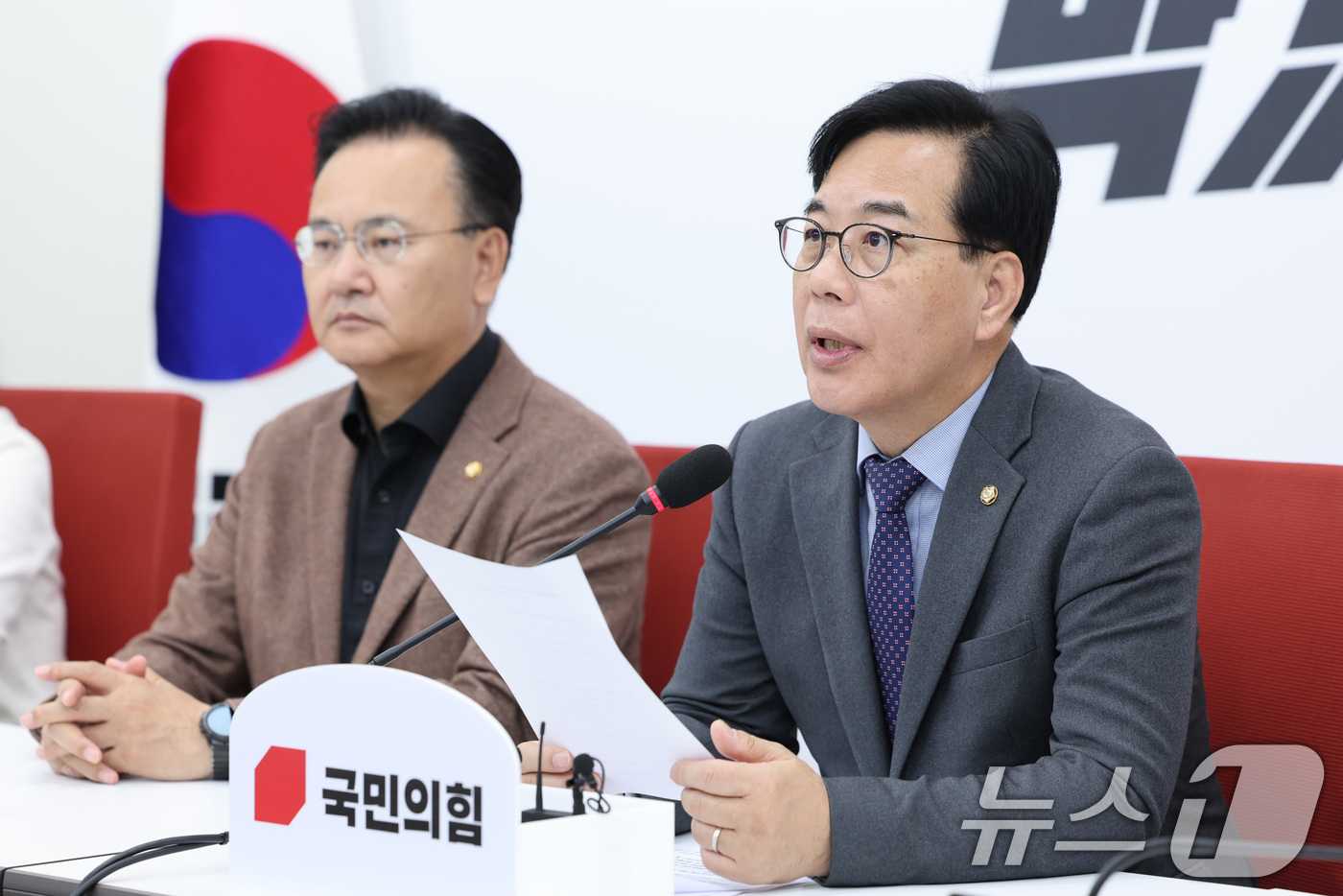 (서울=뉴스1) 신웅수 기자 = 송언석 국민의힘 원내대표가 22일 서울 여의도 국회에서 기자간담회를 하고 있다. 2026.4.22/뉴스1