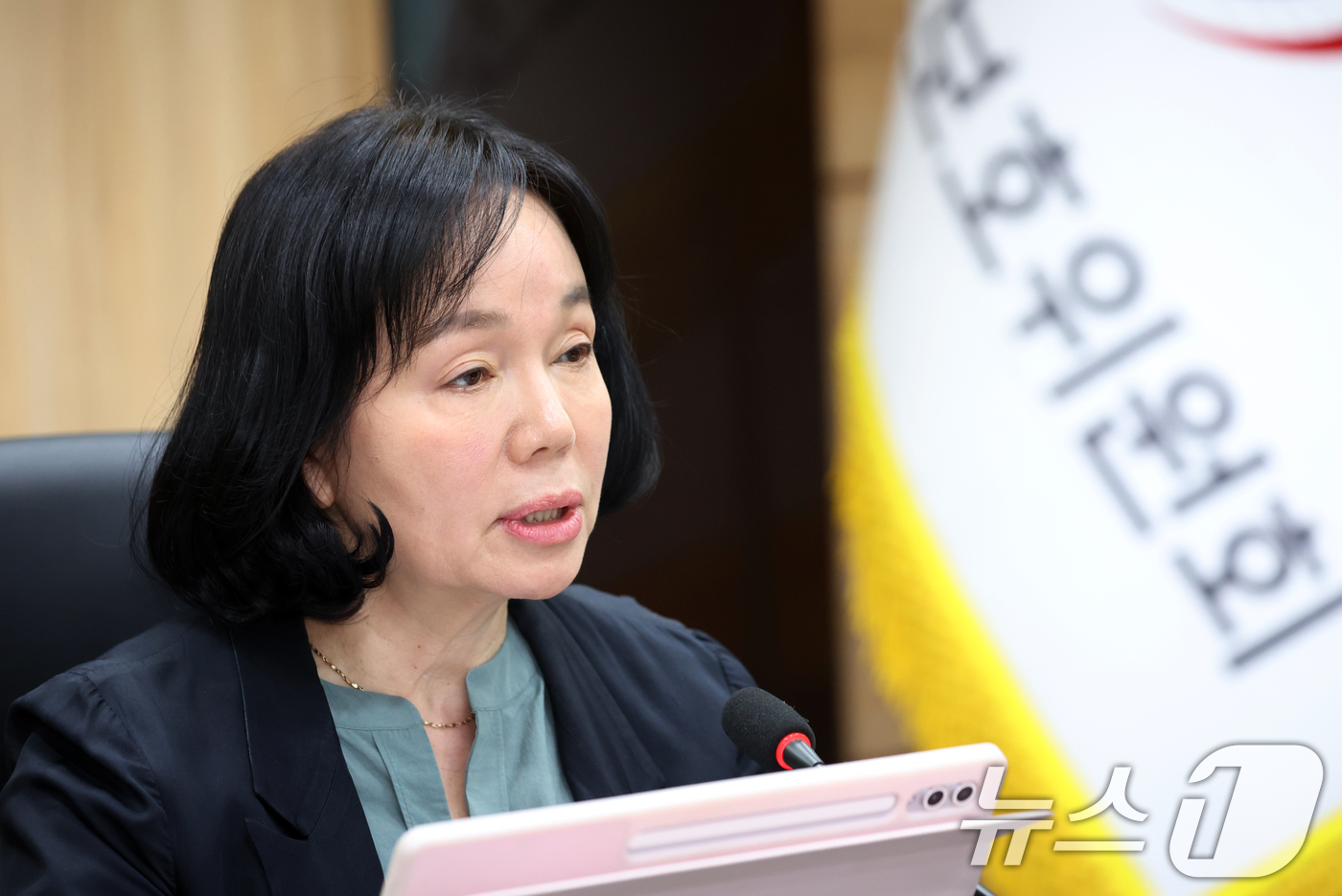 (서울=뉴스1) 김명섭 기자 = 송경희 개인정보보호위원회 위원장이 22일 오후 서울 종로구 세종대로 정부서울청사에서 열린 제7회 전체회의에서 모두 발언을 하고 있다.  2026.4 …