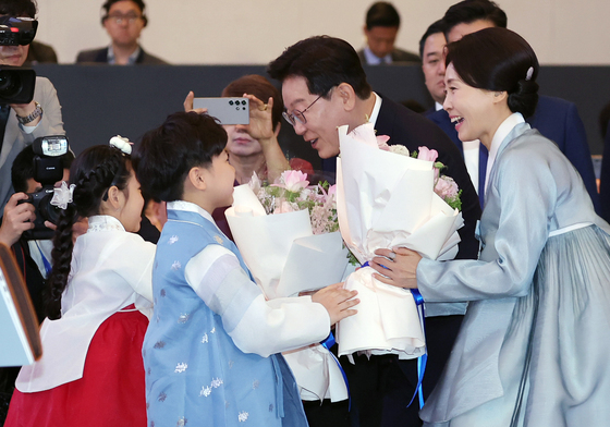 꽃다발 받는 이재명 대통령 부부
