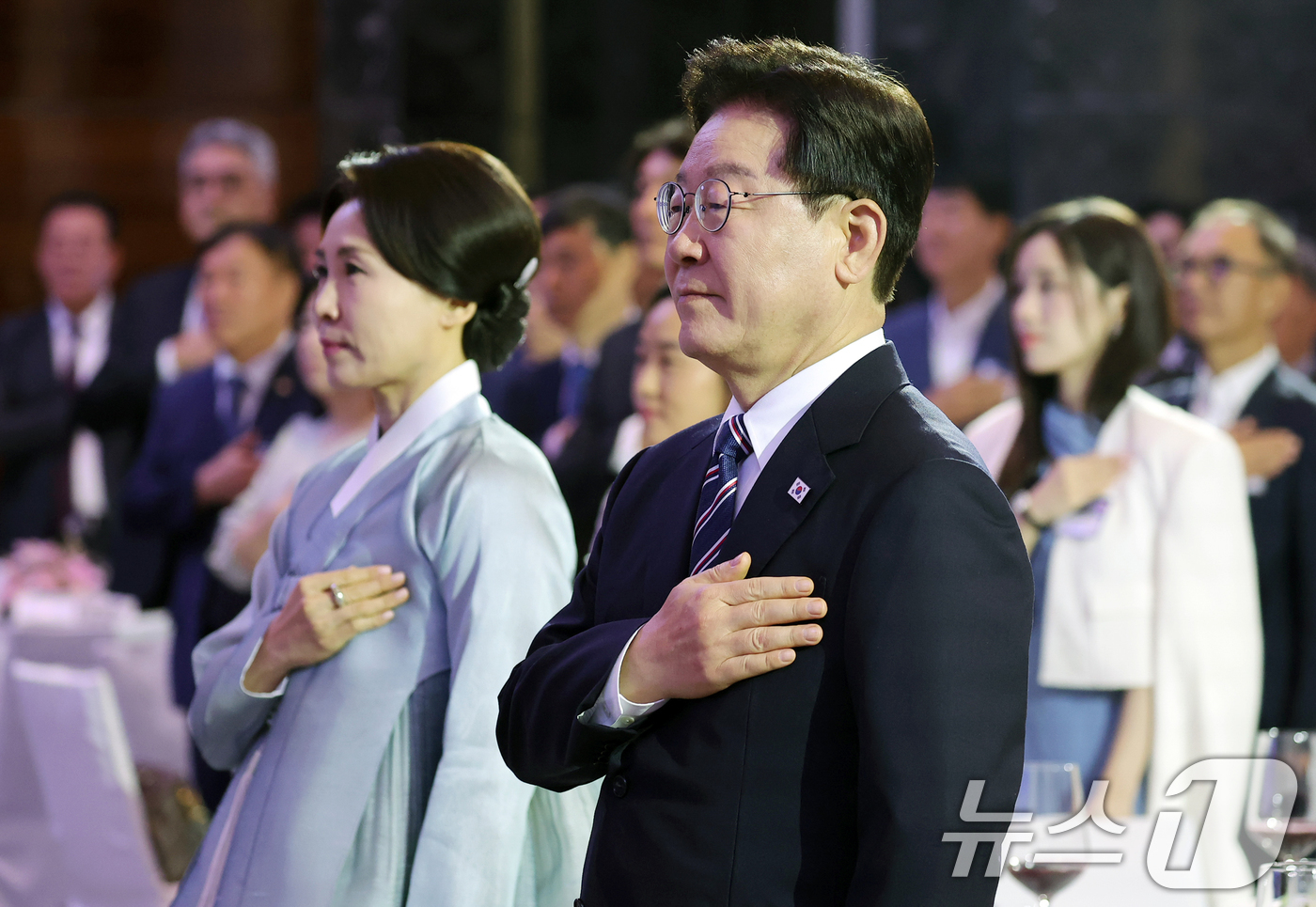 (하노이(베트남)=뉴스1) 이재명 기자 = 베트남을 국빈 방문 중인 이재명 대통령과 김혜경 여사가 22일(현지시간) 하노이의 한 호텔에서 열린 동포 오찬 간담회에서 국민의례를 하고 …