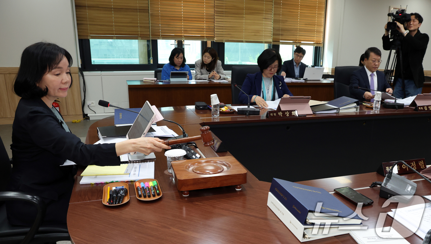 (서울=뉴스1) 김명섭 기자 = 송경희 개인정보보호위원회 위원장이 22일 오후 서울 종로구 세종대로 정부서울청사에서 열린 제7회 전체회의에서 의사봉을 두드리고 있다.  2026.4 …