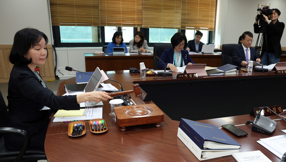 의사봉 두드리는 송경희 위원장