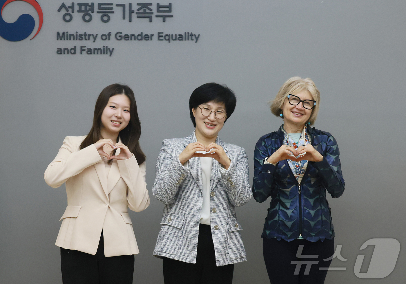 (서울=뉴스1) = 원민경 성평등가족부 장관이 22일 오전 정부서울청사에서 에밀리아 가토 주한 이탈리아 대사와 일일 대사로 선발된 김지연 씨(이화여대 대학원 재학)와 기념 촬영을 …