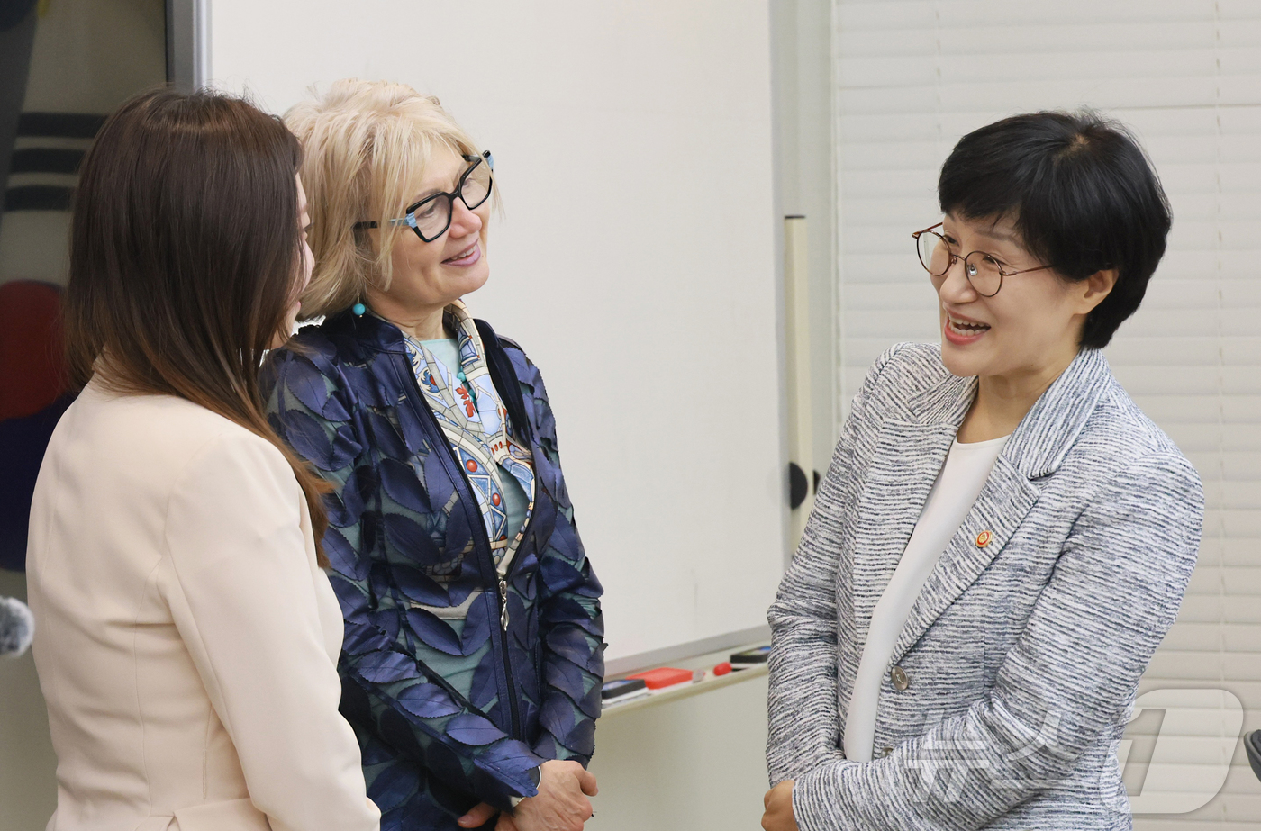 (서울=뉴스1) = 원민경 성평등가족부 장관이 22일 오전 정부서울청사에서 에밀리아 가토 주한 이탈리아 대사와 일일 대사로 선발된 김지연 씨(이화여대 대학원 재학)를 만나 대화를 …