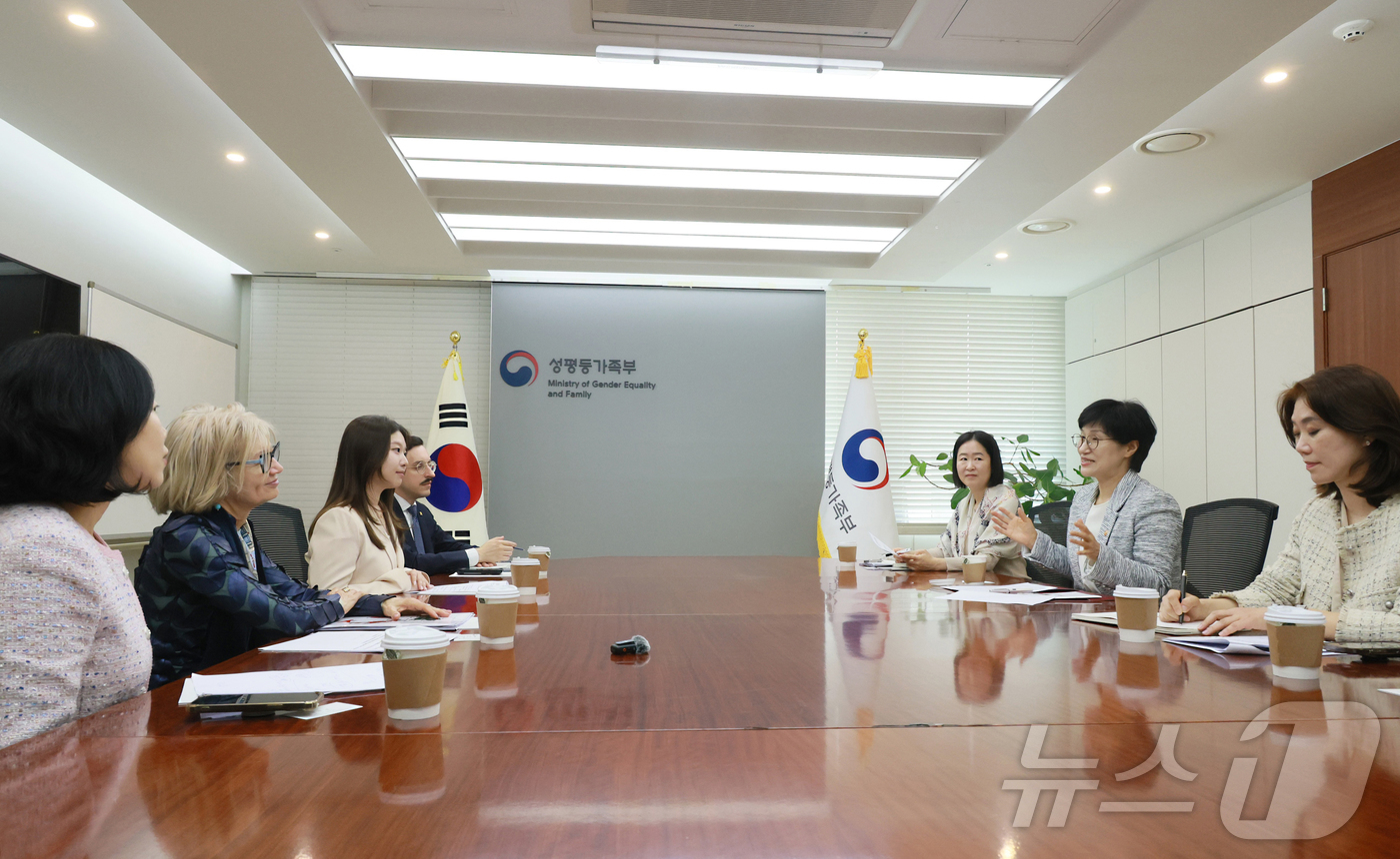 (서울=뉴스1) = 원민경 성평등가족부 장관이 22일 오전 정부서울청사에서 에밀리아 가토 주한 이탈리아 대사와 일일 대사로 선발된 김지연 씨(이화여대 대학원 재학)를 만나 여성과학 …