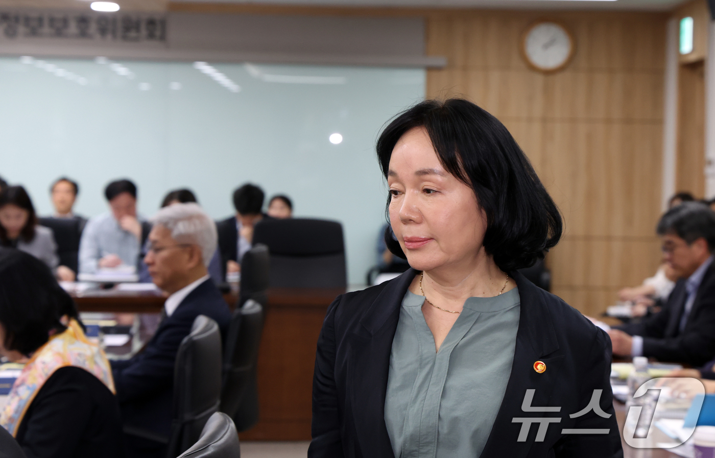 (서울=뉴스1) 김명섭 기자 = 송경희 개인정보보호위원회 위원장이 22일 오후 서울 종로구 세종대로 정부서울청사에서 열린 제7회 전체회의에 참석하고 있다.  2026.4.22/뉴스 …