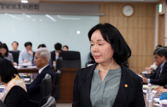 개인정보위 전체회의 참석하는 송경희 위원장