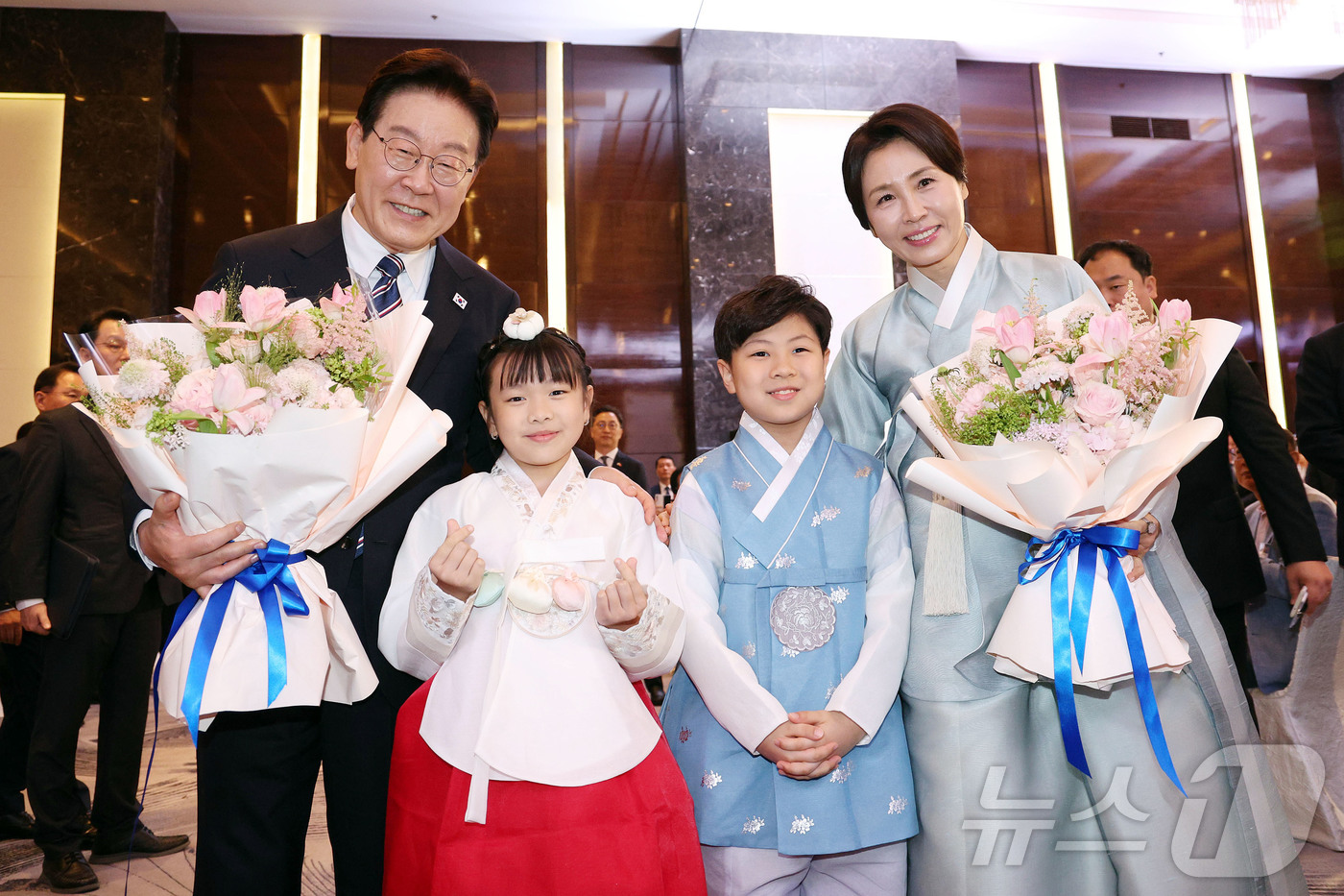 (하노이(베트남)=뉴스1) 이재명 기자 = 베트남을 국빈 방문 중인 이재명 대통령과 김혜경 여사가 22일(현지시간) 하노이의 한 호텔에서 열린 동포 오찬 간담회에서 화동에게 꽃다발 …