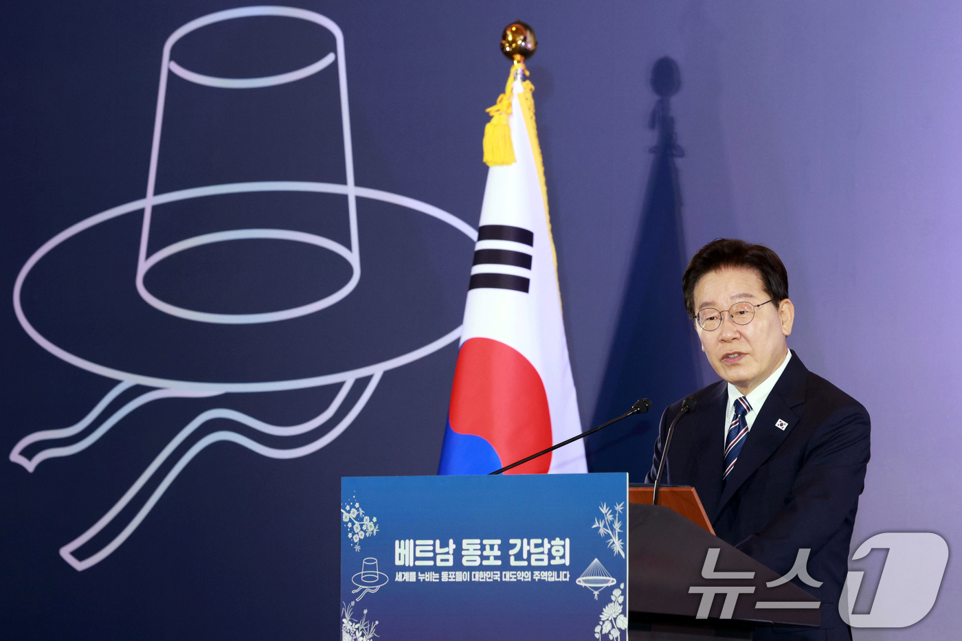 (하노이(베트남)=뉴스1) 이재명 기자 = 베트남을 국빈 방문 중인 이재명 대통령이 22일(현지시간) 하노이의 한 호텔에서 열린 동포 오찬 간담회에서 인사말을 하고 있다. 2026 …