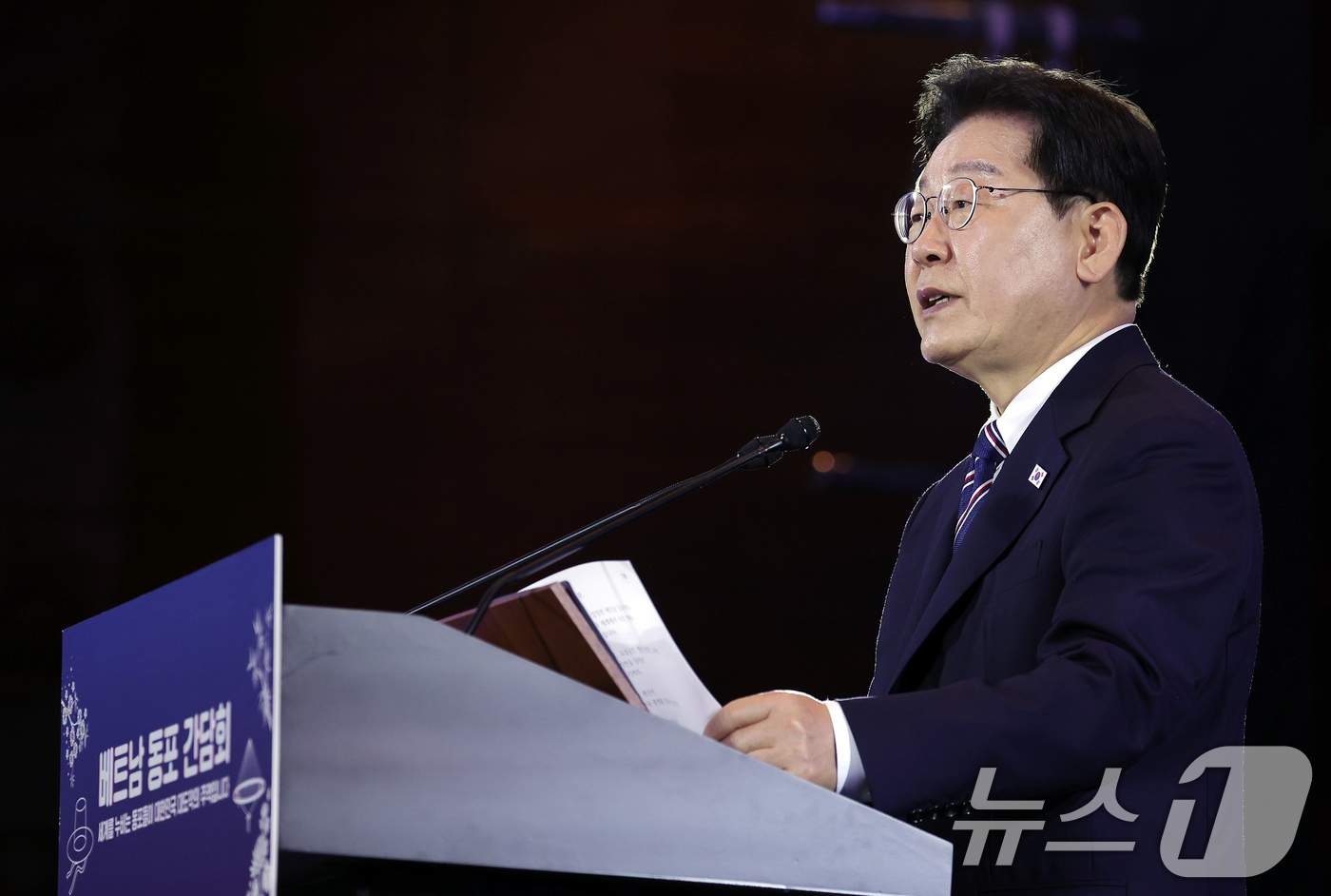 (하노이(베트남)=뉴스1) 이재명 기자 = 베트남을 국빈 방문 중인 이재명 대통령이 22일(현지시간) 하노이의 한 호텔에서 열린 동포 오찬 간담회에서 인사말을 하고 있다. 2026 …