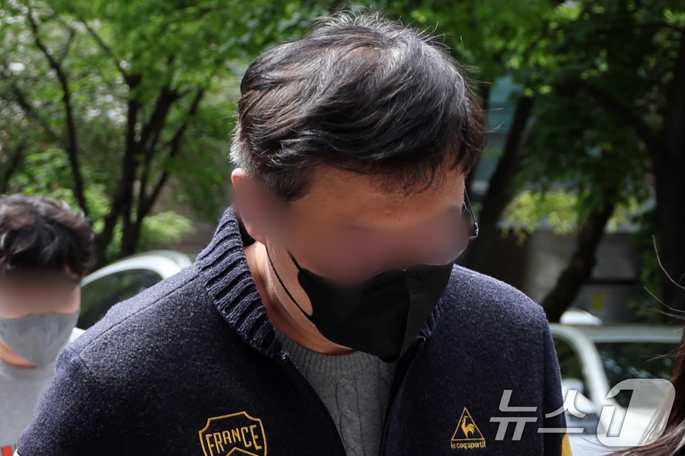 (서울=뉴스1) 황기선 기자 = 인플루언서인 아내의 사기 사건을 무마하기 위해 경찰에 향응·청탁을 제공한 혐의를 받는 재력가 이 모씨가 22일 오후 서울 양천구 서울남부지법에서 열 …