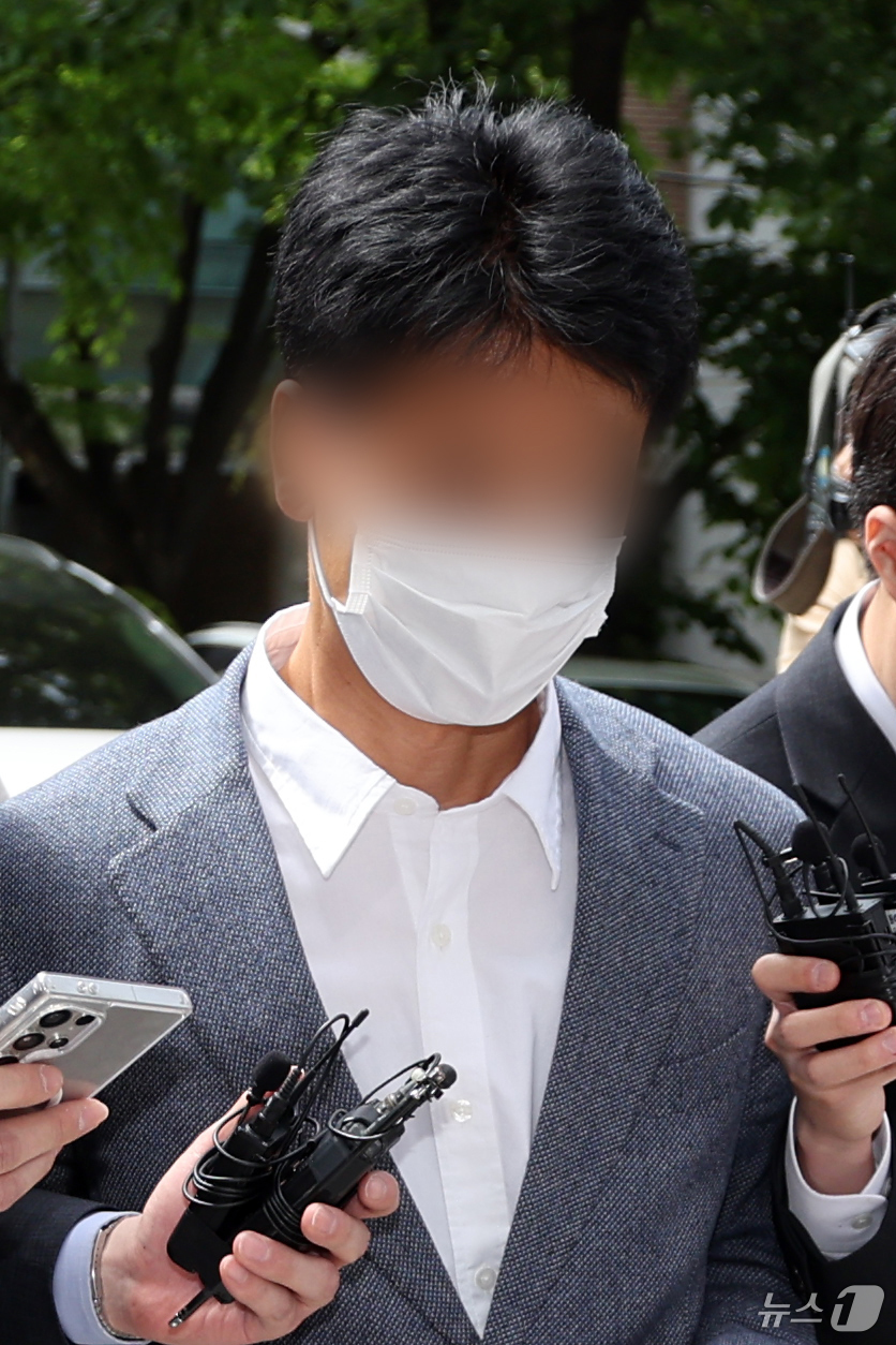 (서울=뉴스1) 황기선 기자 = 인플루언서인 아내의 사기 사건을 무마하기 위해  재력가에게 향응·청탁을 받고 사건을 무마해 준 혐의를 받는 서울 강남경찰서 소속 송 모 경감이 22 …