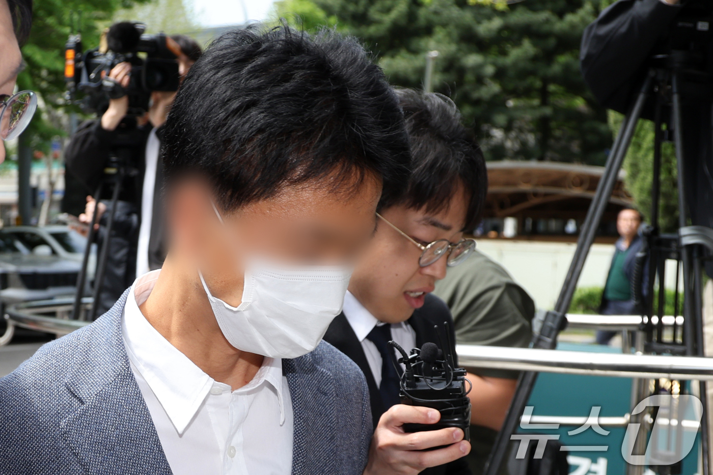 (서울=뉴스1) 황기선 기자 = 인플루언서인 아내의 사기 사건을 무마하기 위해  재력가에게 향응·청탁을 받고 사건을 무마해 준 혐의를 받는 서울 강남경찰서 소속 송 모 경감이 22 …